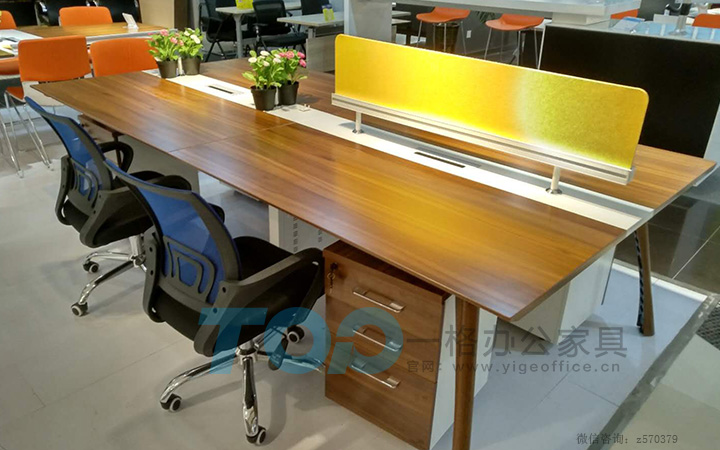 辦公屏風卡板取走可以當成<a href='/hyzxl.htm' class='keys' title='點擊查看關于會議桌的相關信息' target='_blank'>會議桌</a>.JPG 辦公屏風卡板取走可以當成會議桌.JPG