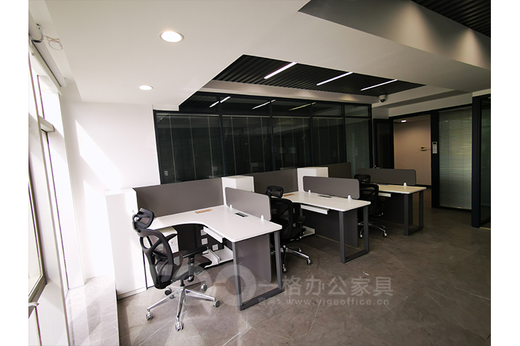 鋼架高屏風辦公桌.jpg 鋼架高屏風辦公桌.jpg