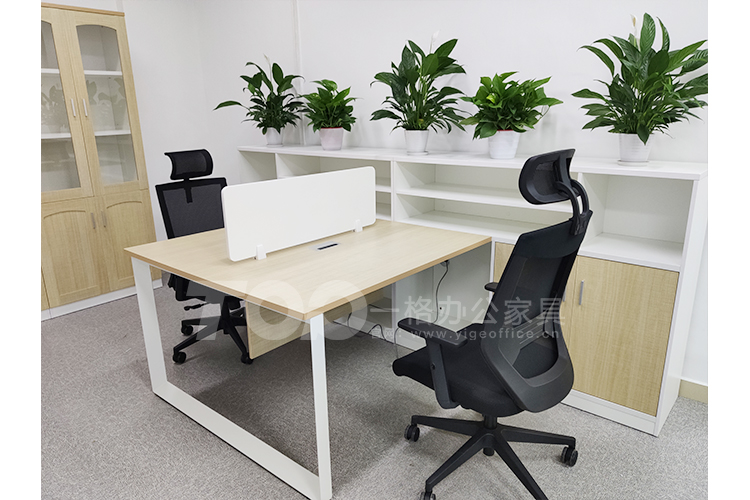 職員辦公桌.jpg 職員辦公桌.jpg