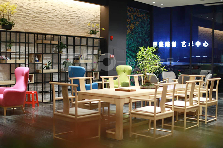 休閑區(qū)實木休閑桌椅.jpg 休閑區(qū)實木休閑桌椅.jpg