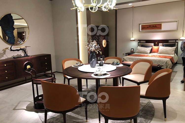 純實(shí)木餐桌,真皮餐椅.jpg 純實(shí)木餐桌,真皮餐椅.jpg