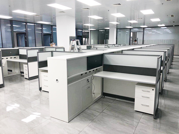 定制屏風辦公桌內部帶有線槽.jpg 定制屏風辦公桌內部帶有線槽.jpg