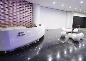 烤漆水吧臺，休閑桌椅